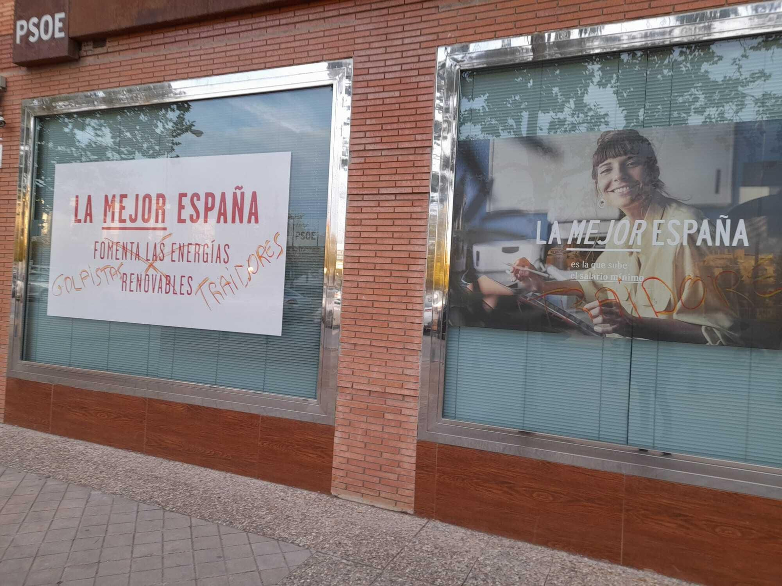 Pintadas insultantes en la fachada de la sede del PSOE de Granada