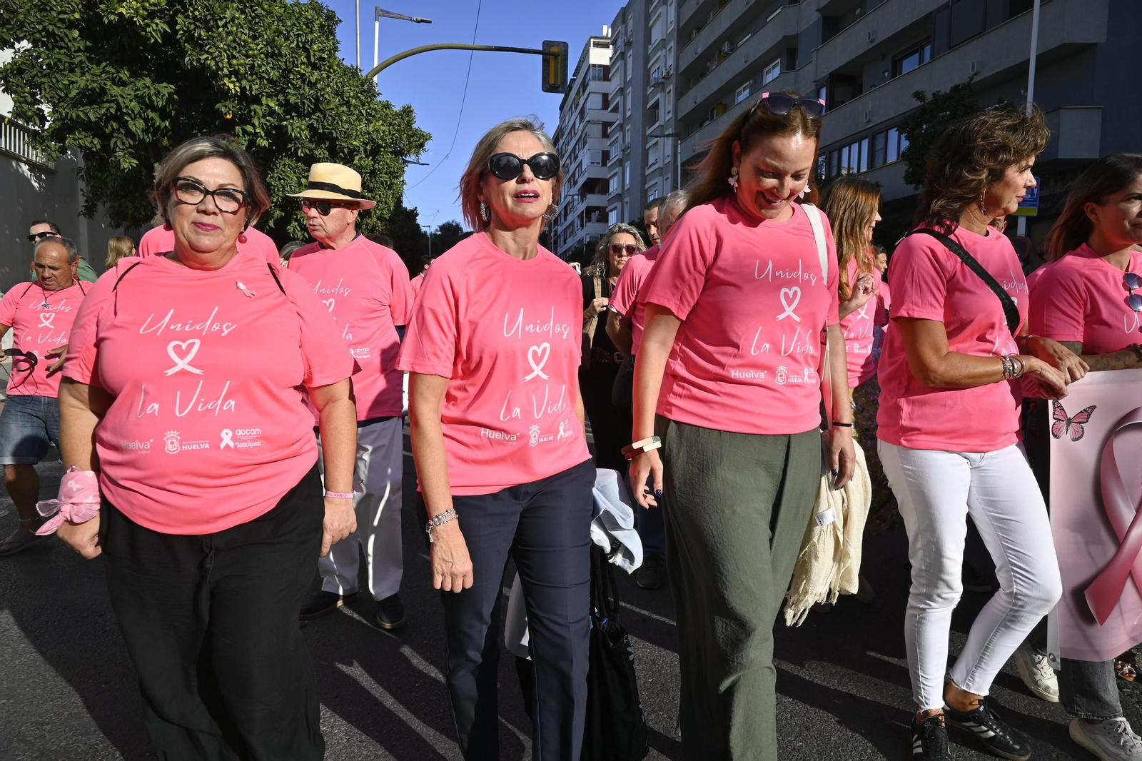 Cadena humana del día internacional del cáncer de mama