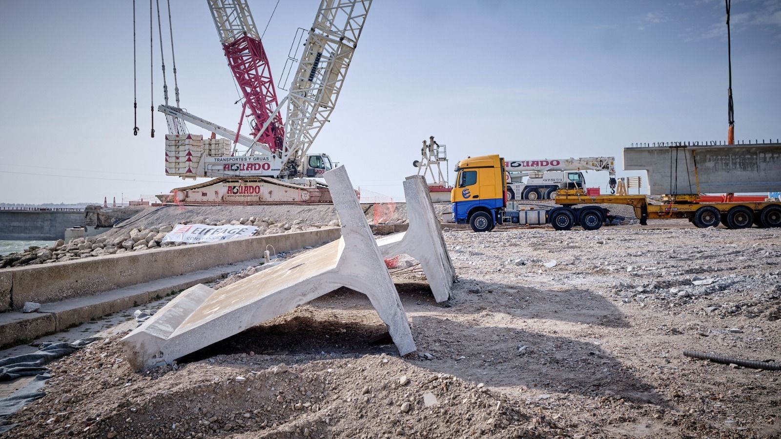 Imágenes de la colocación de una nueva viga sobre el vano 30 en el puente Carranza de Cádiz