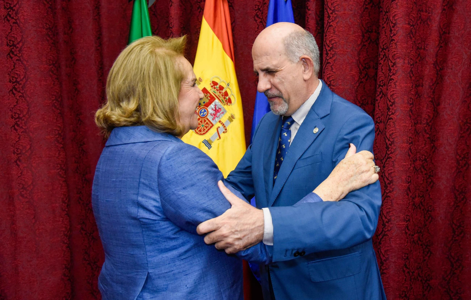 Imposición de la Medalla de la Universidad de Sevilla a Concha Yoldi