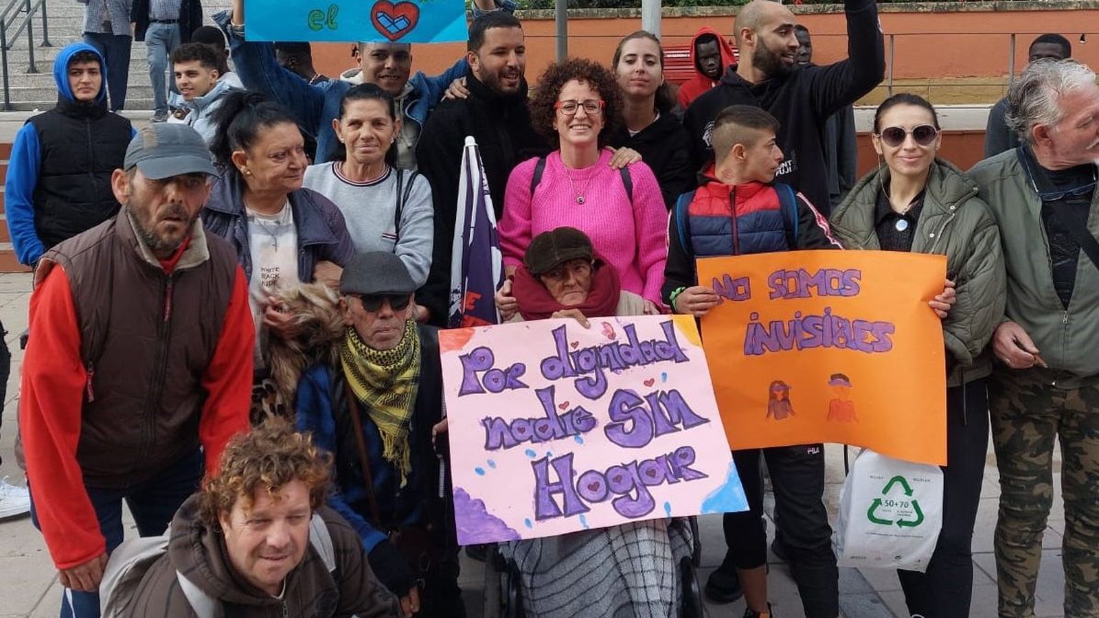 Usuarios posan en la puerta del centro.