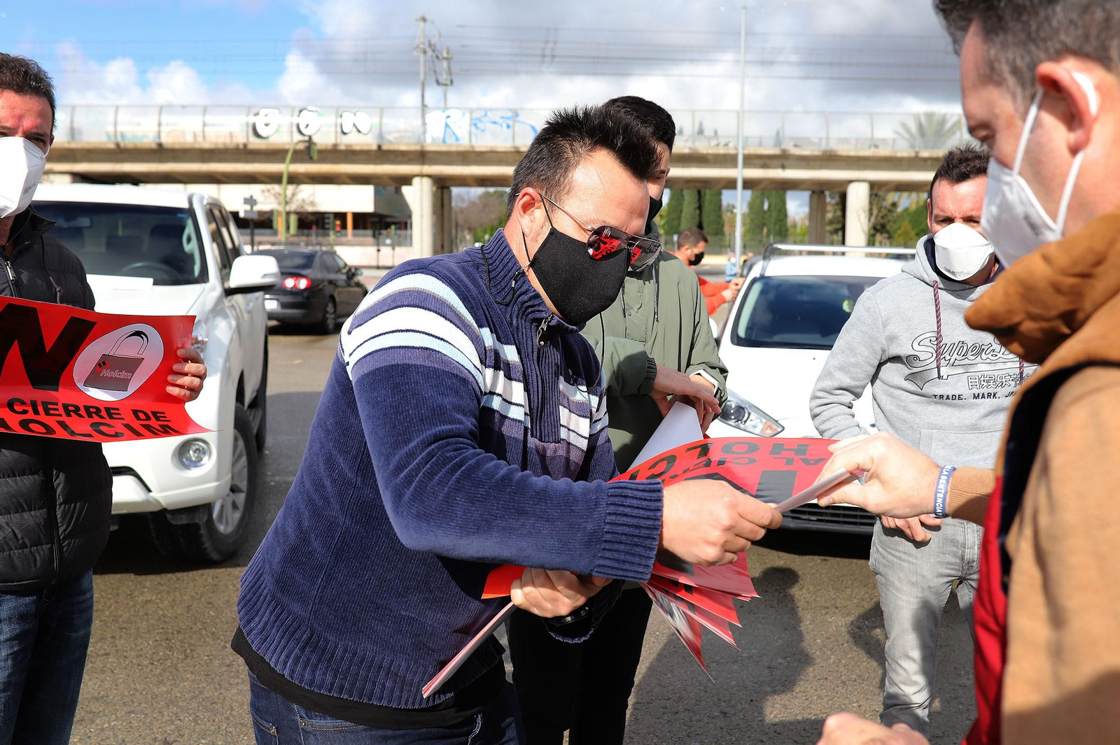 Caravana de protesta de la plantilla de Holcim.