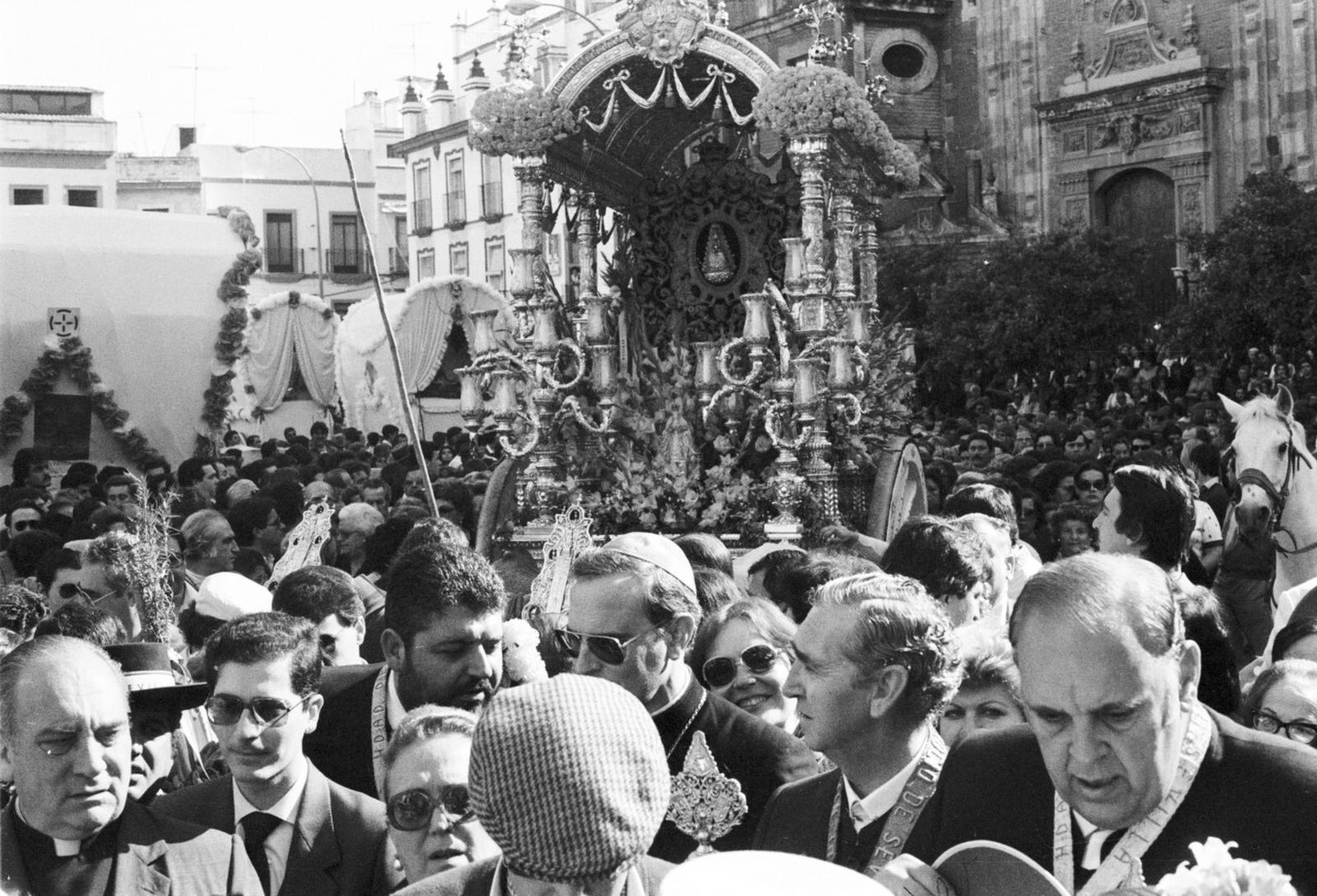 La Hermandad de Sevilla sale del Salvador en los años 80.