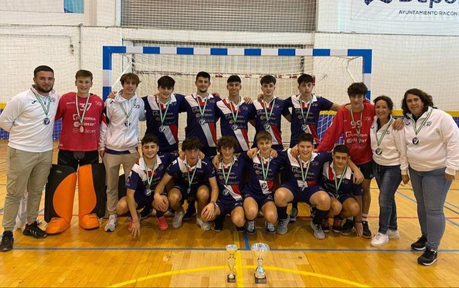 El equipo juvenil del Estudiantes '87 de Puente Genil cuando se proclamó campeón de Andalucía.