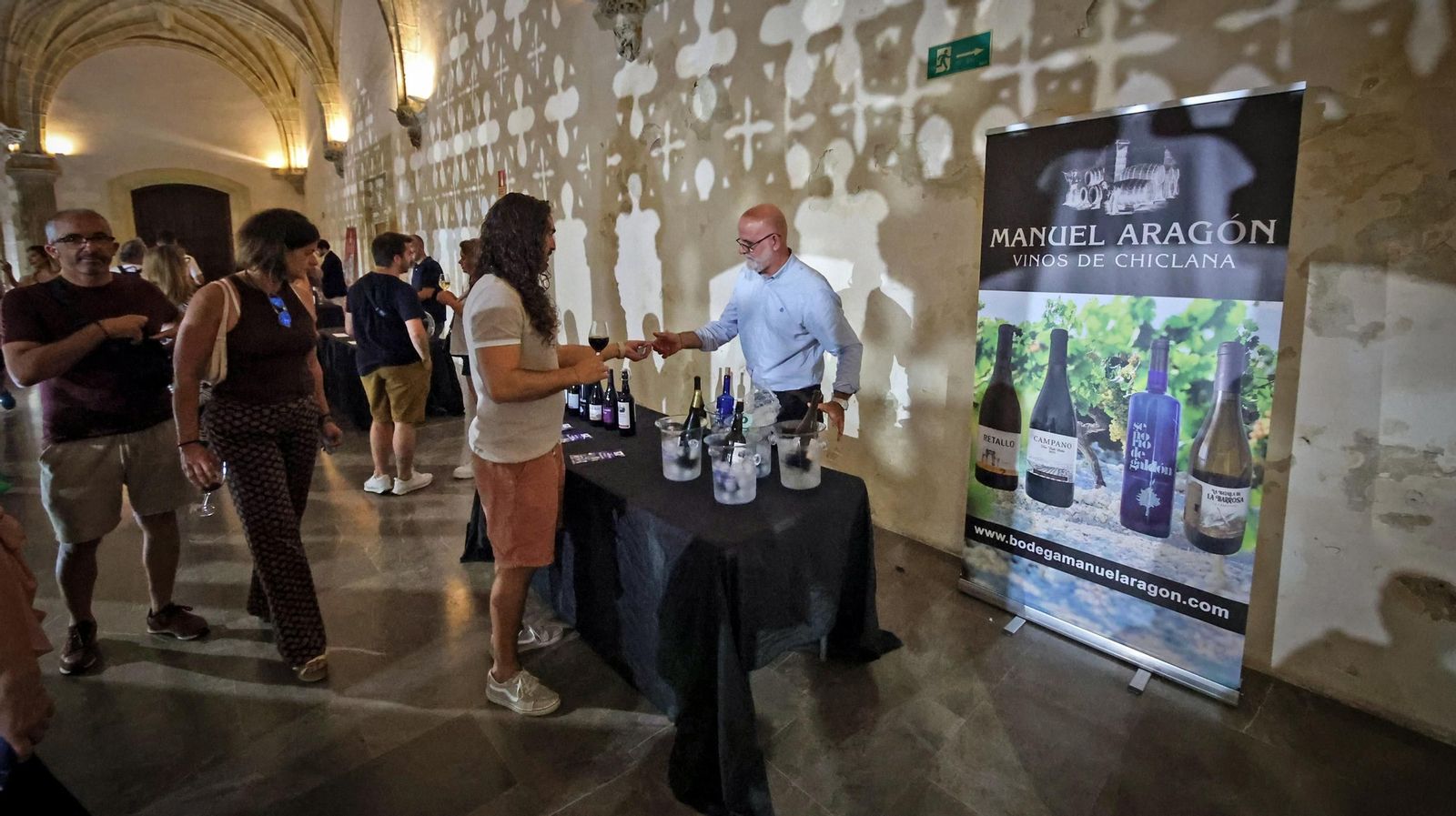 Éxito de 'Entrevinos tintos y blancos' en los Claustros de Jerez