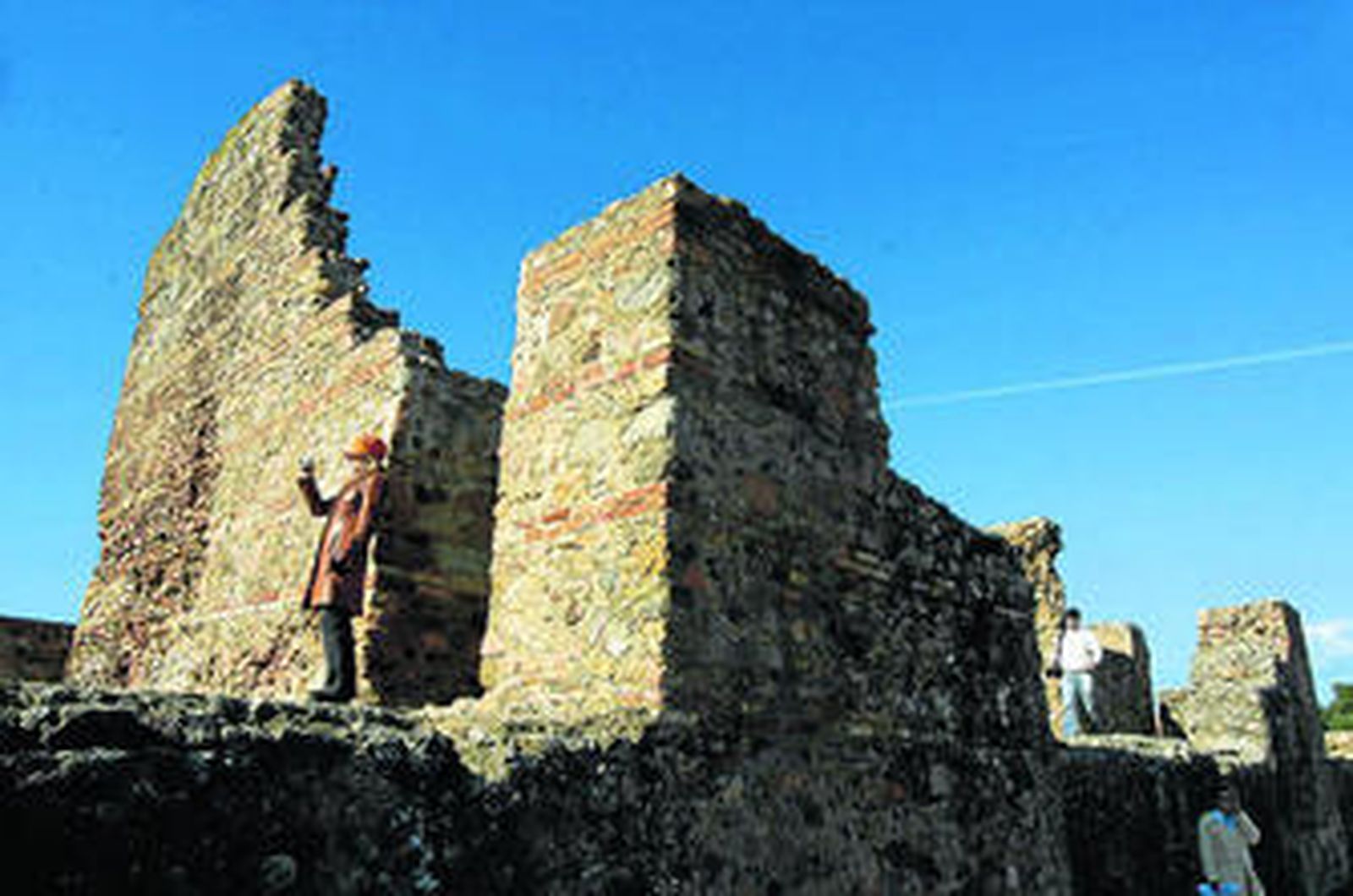 Visitantes en el yacimiento arqueológico de Munigua.