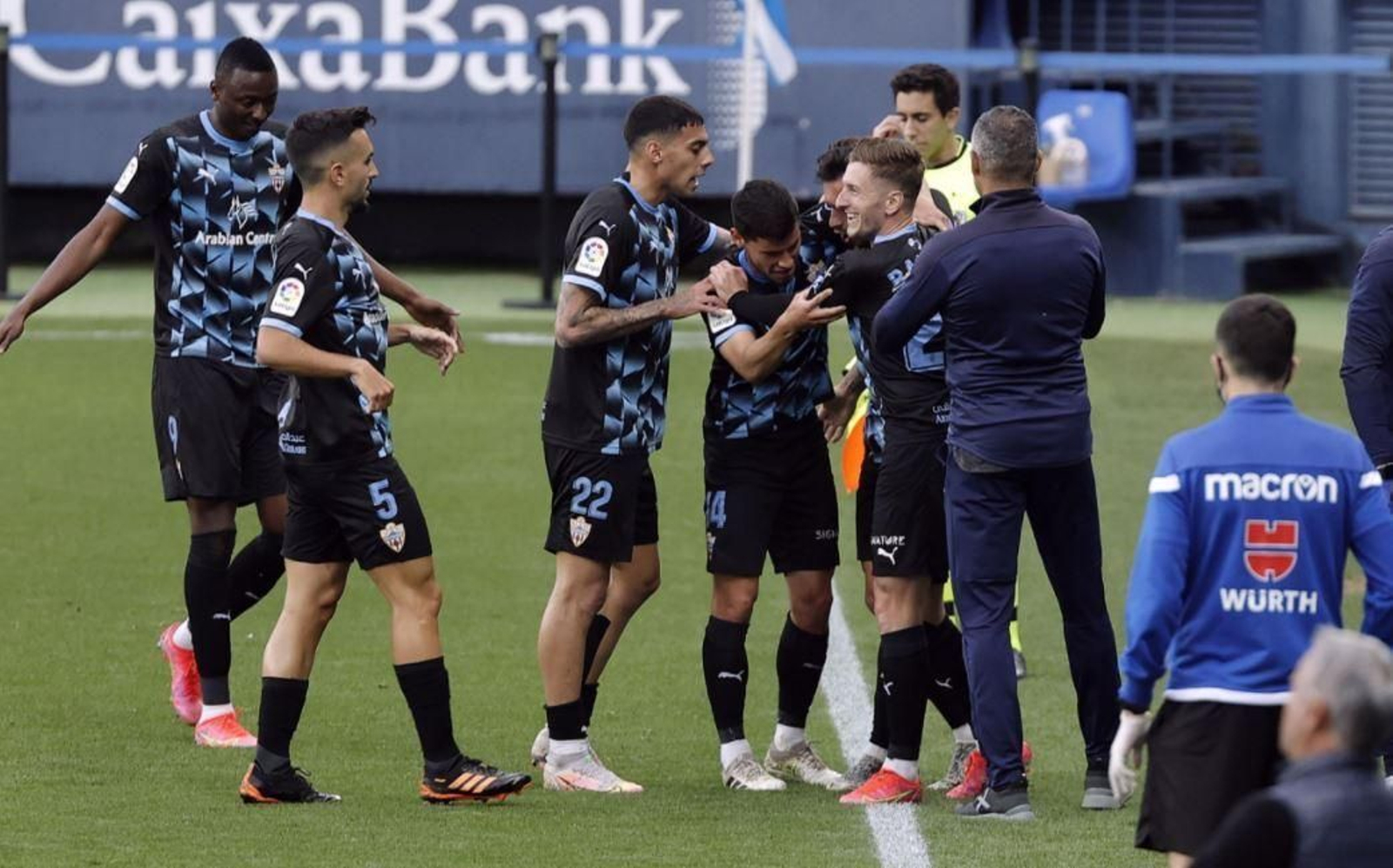 Celebración del 0-2, con Lazo y Robertone junto a José Gomes.