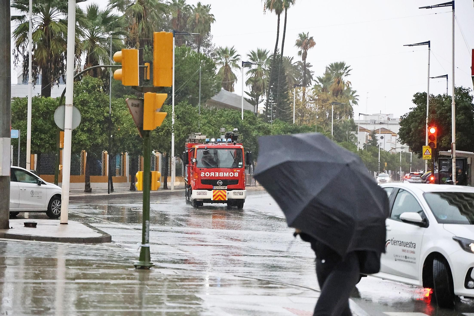 Una persona se refugia de la lluvia en el anterior episodio borrascoso en la provincia.