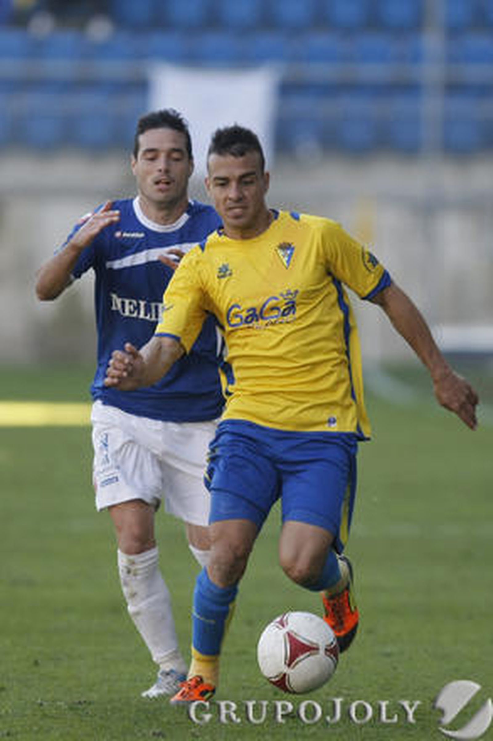 Viyuela conduce el balón. 

Foto: Julio Gonzalez