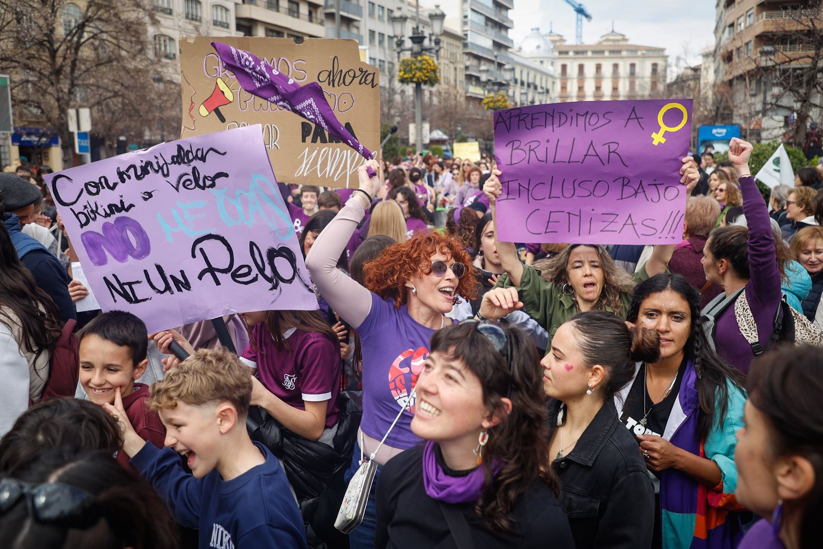 Las mejores fotos de la multitudinaria manifestación del 8M en Granada con más de 13.000 asistentes