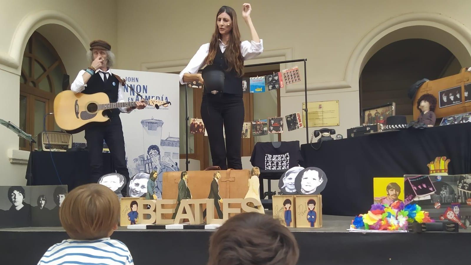 Ana Titiricuento en su cuentacuentos sobre los Beatles para niños.