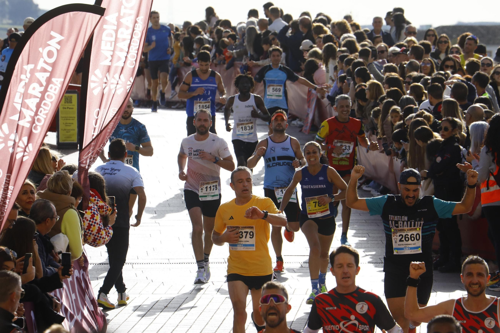 La gloria de cruzar la Puerta del Puente: las fotos de la línea de meta de la Media Maratón de Córdoba 2024