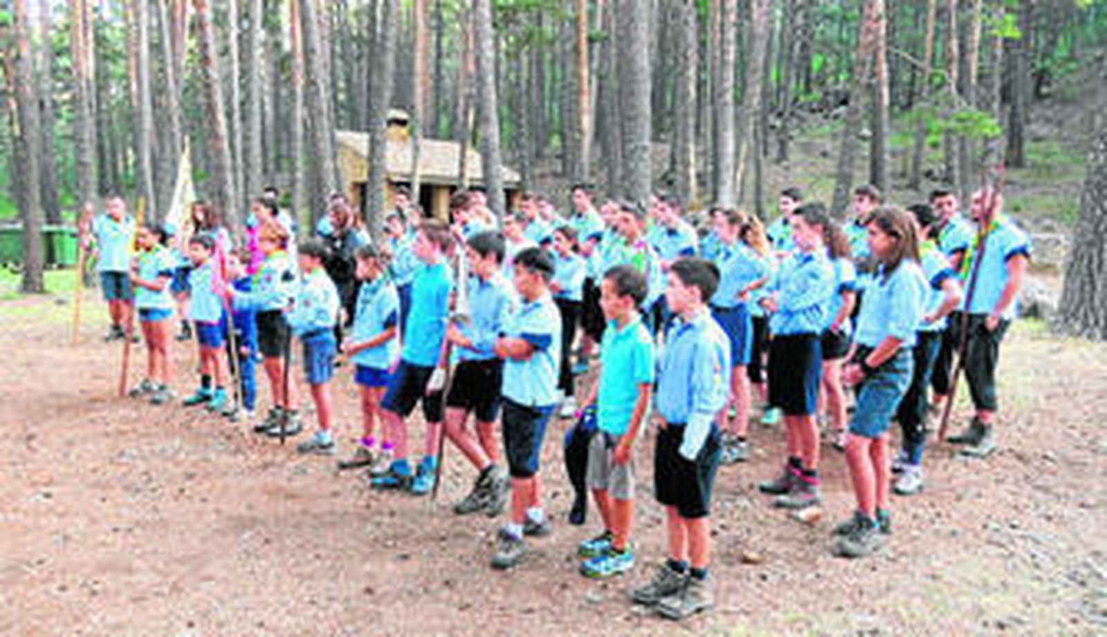 Varios 'scouts' escuchan instrucciones de un monitor.