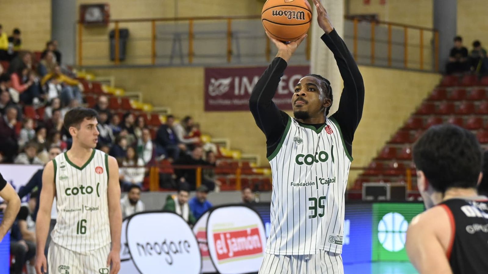 Guemeta, en el lanzamiento de un tiro libre.