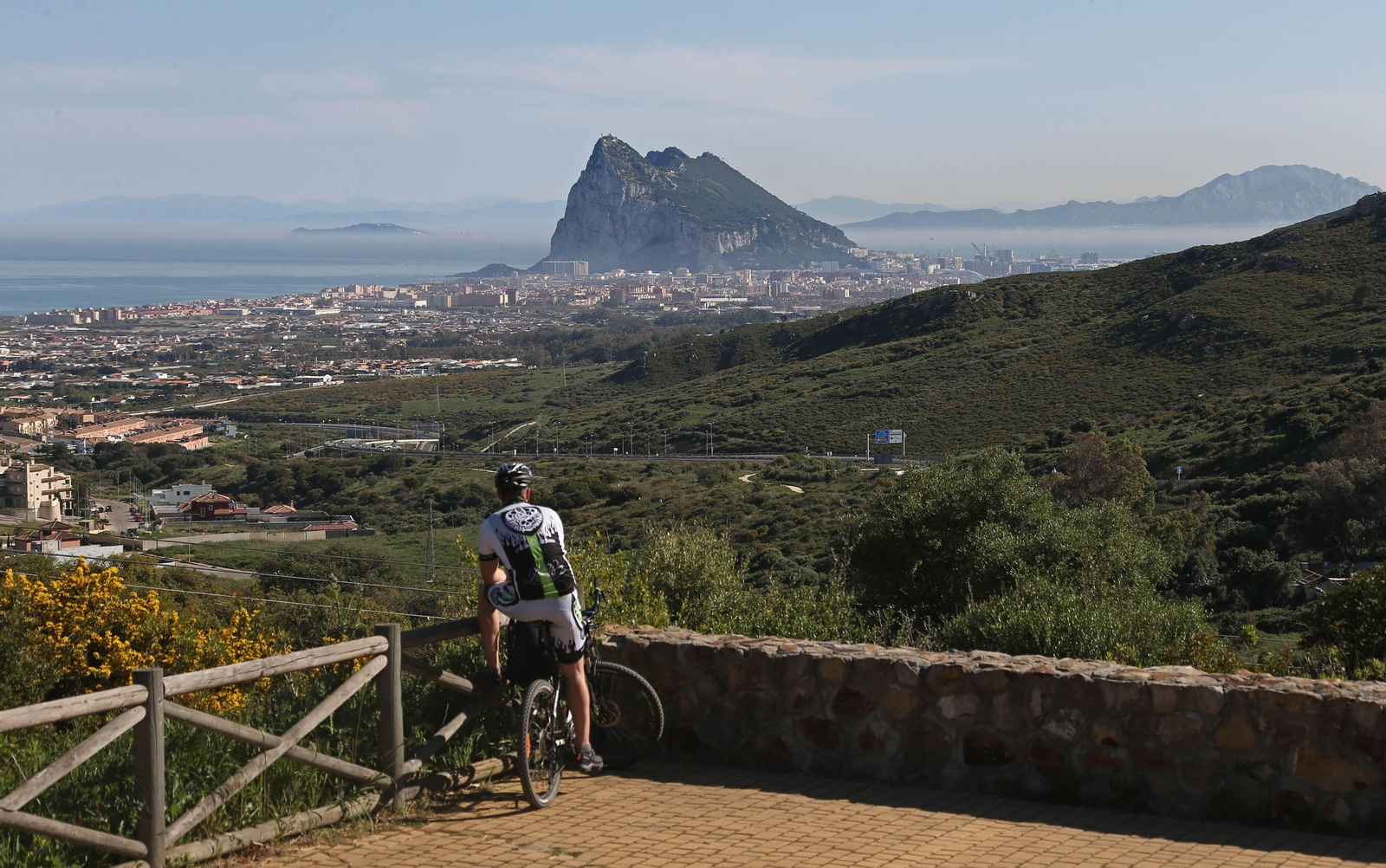 Un ciclista disfruta del paisaje desde el Higuerón.