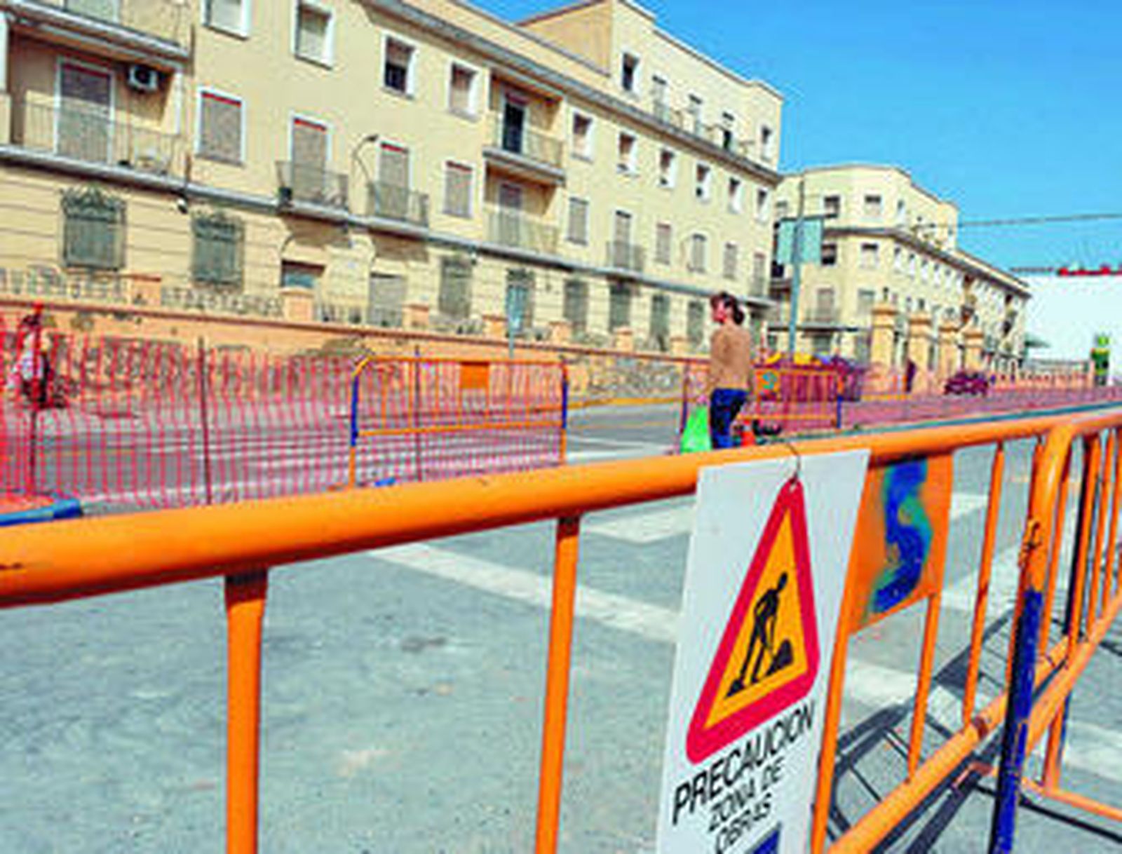 Pisos militares de La Ardila que dan a la calle Real, en obras por el tranvía.