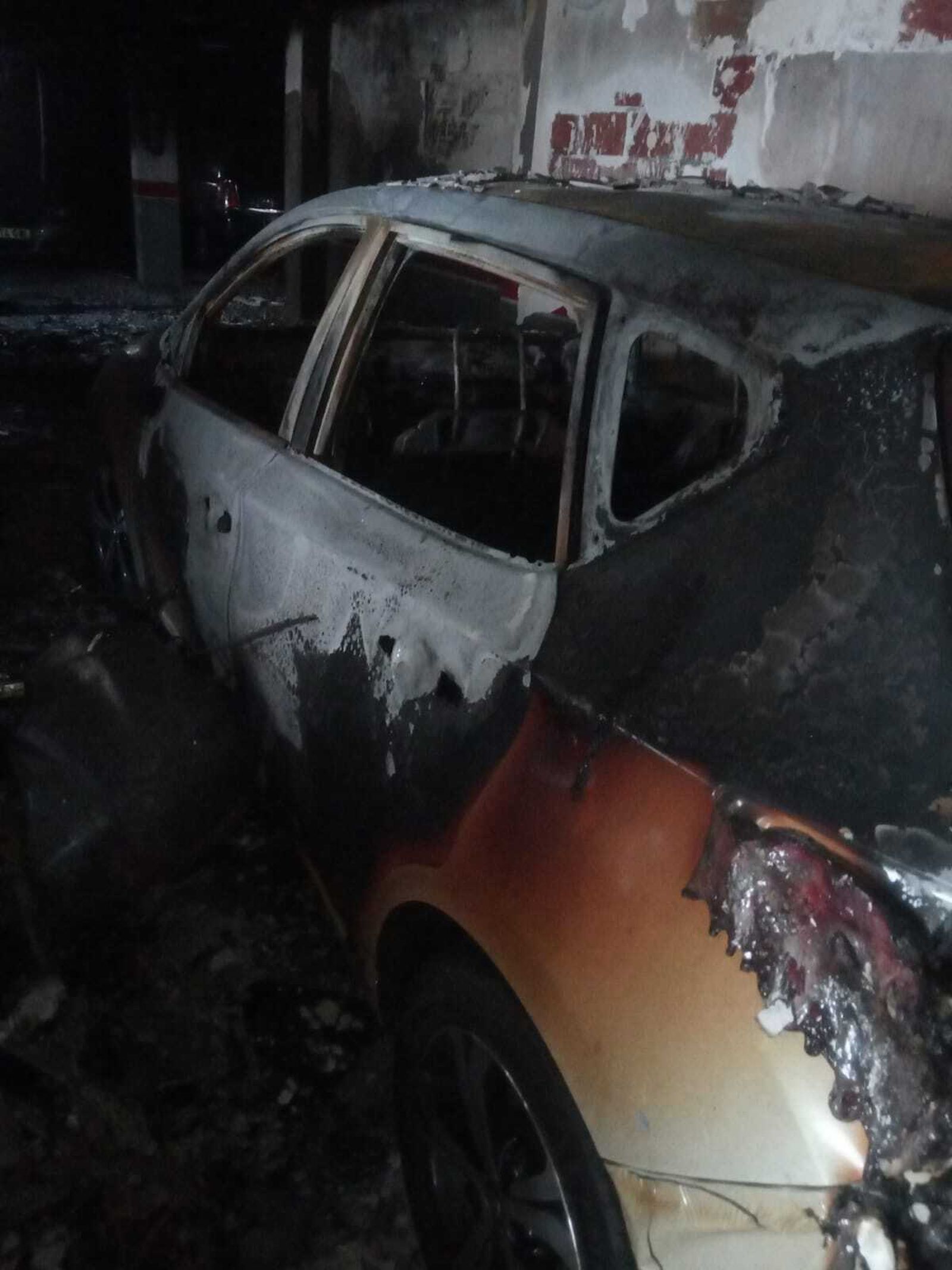 Arden varios vehículos en un garaje de Olula del Río durante un incendio