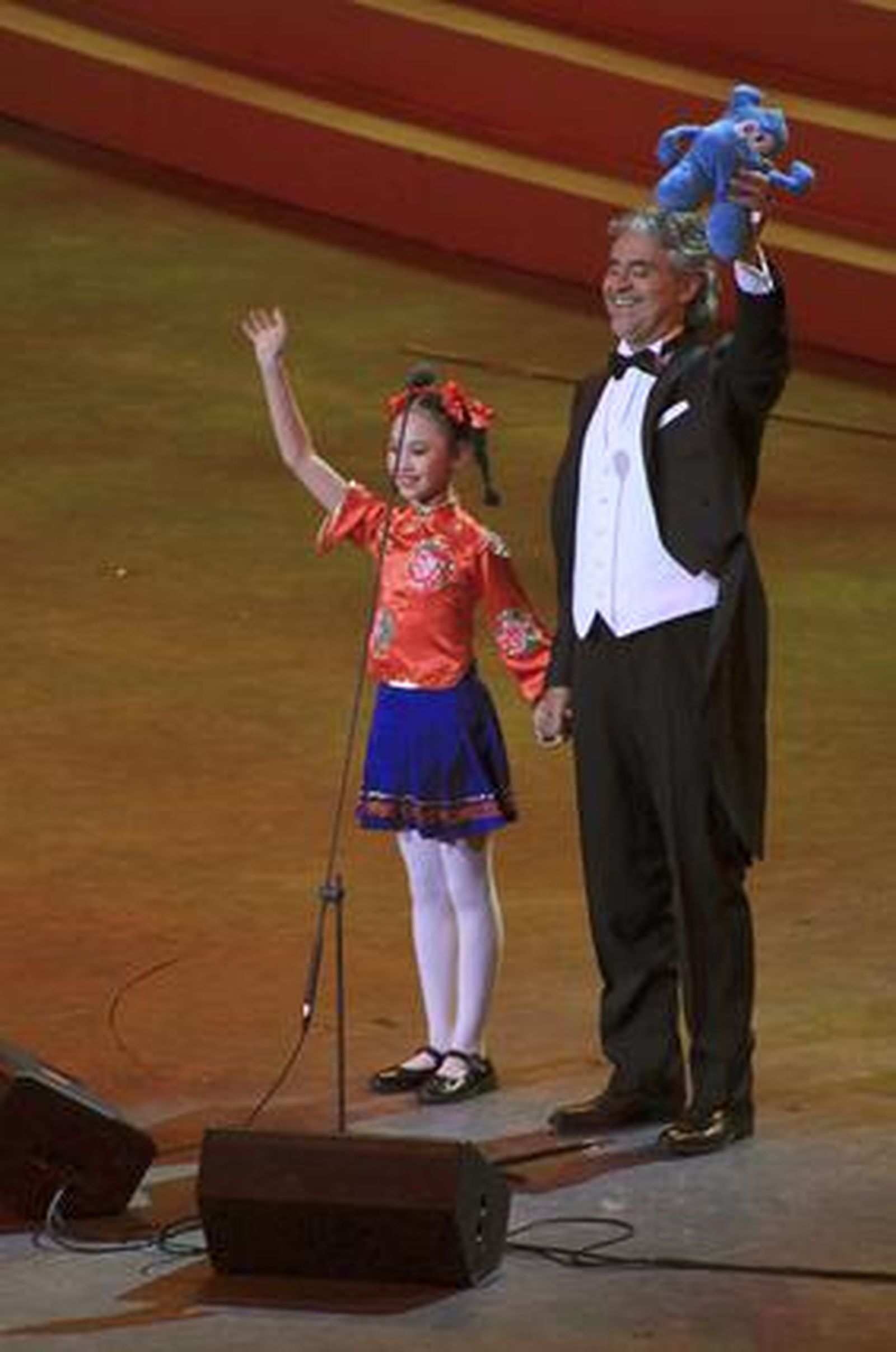 El tenor italiano Andrea Bocelli saluda, acompañado de una niña, durante su actuación en la ceremonia de inauguración de la Exposición Universal de Shanghai 2010.

Foto: José Álvarez Díaz (Efe)