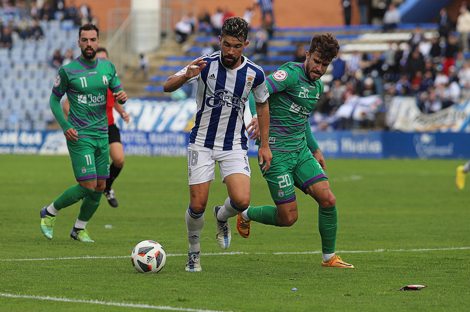 Adrià Arjona con el balón en el duelo con el Mancha Real en el Nuevo Colombino.