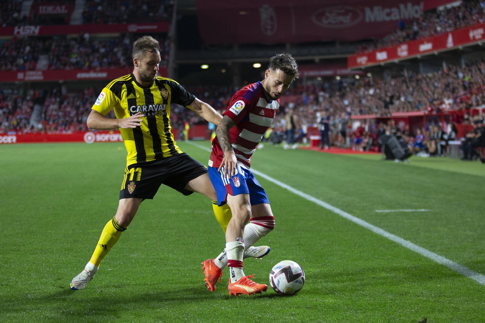 Ricard protege la bola ante un rival en el partido de la primera vuelta.