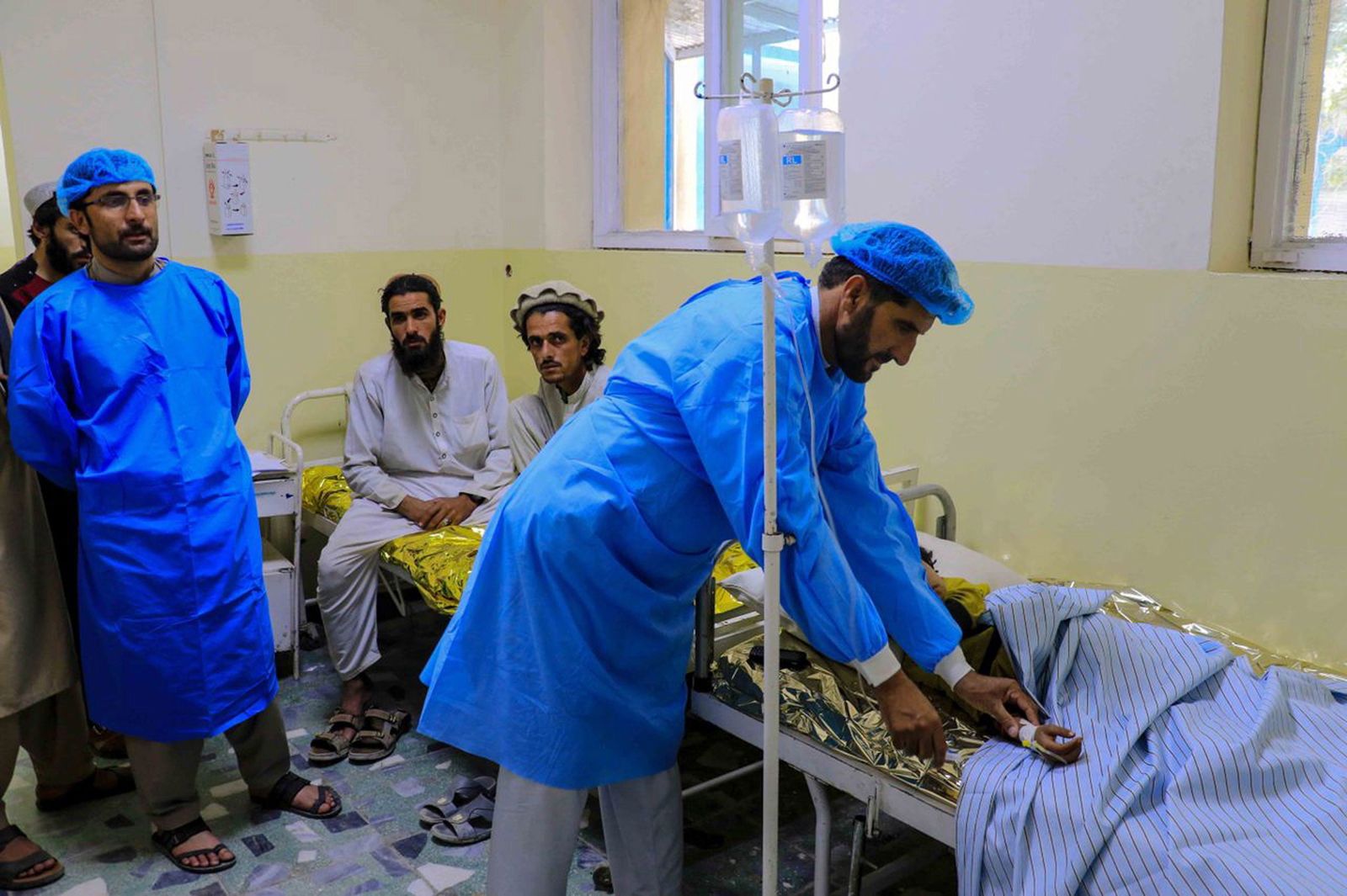 Personal sanitario atiende a un herido en un hospital de Paktia.