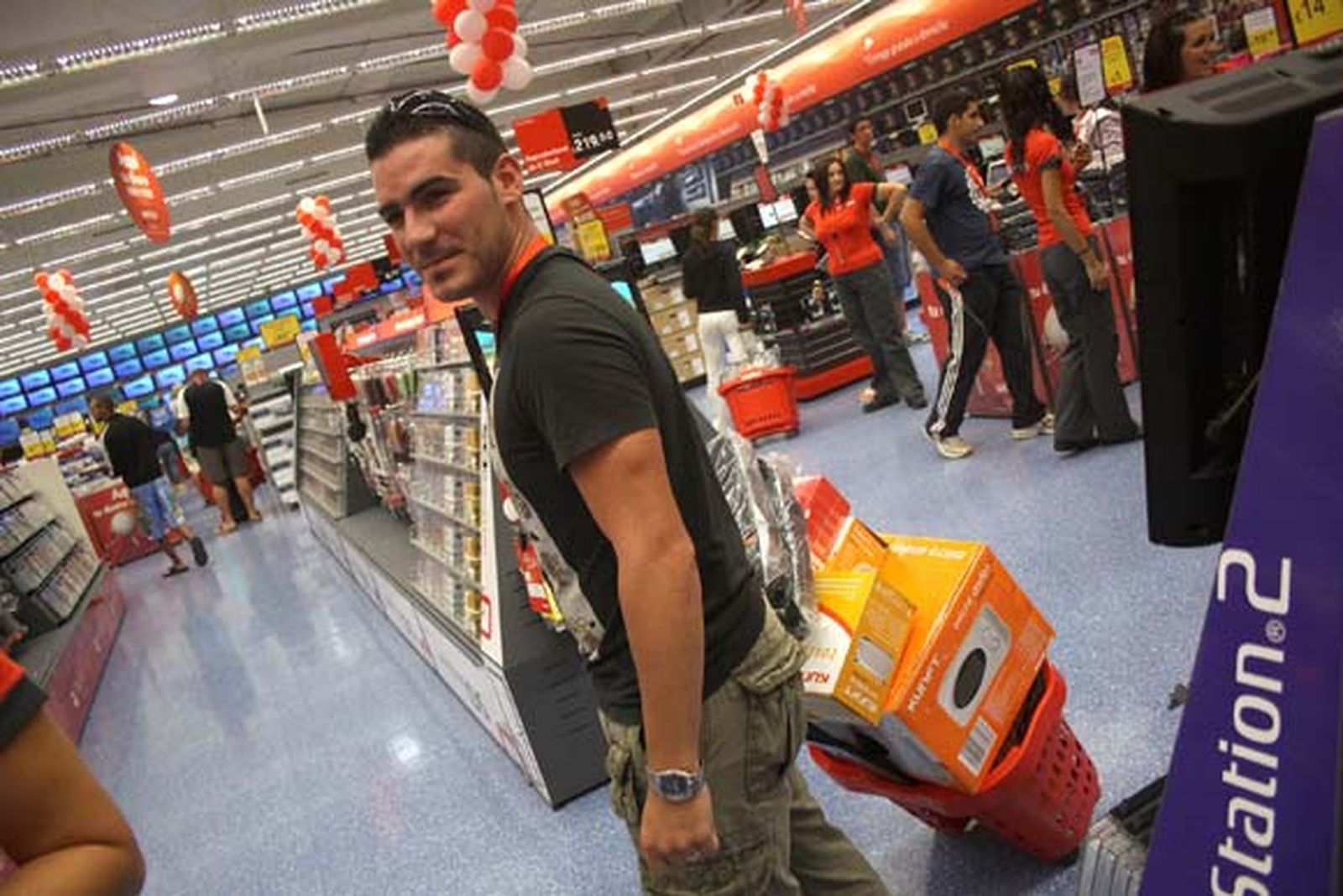 Multitud de personas se agolparon a las afueras de las instalaciones a la espera de la apertura de la nueva tienda Worten instalada en Las Marismas, en la localidad de Los Barrios

Foto: Vanessa Perez