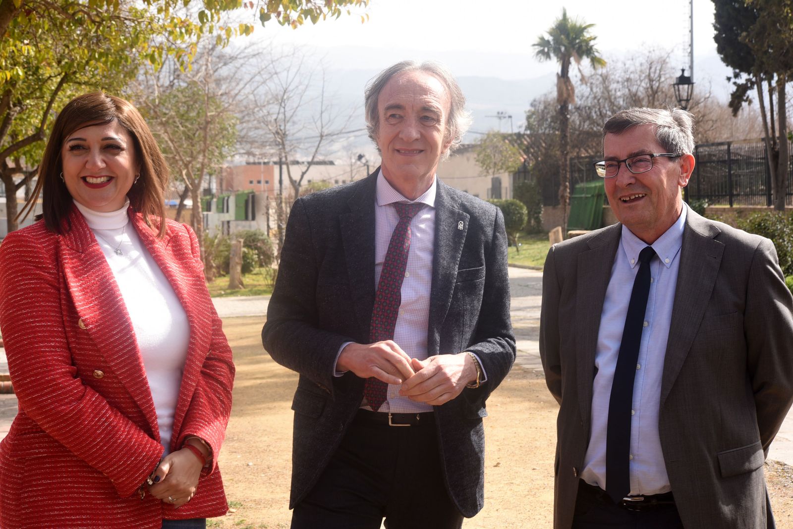 José Entrena, Indalecio Sánchez-Montesinos y Loli Cañavate, en su visita a los terrenos del nuevo centro de salud