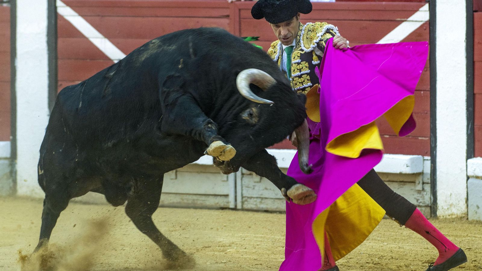 El madrileño da un pase con el capote al segundo de la tarde