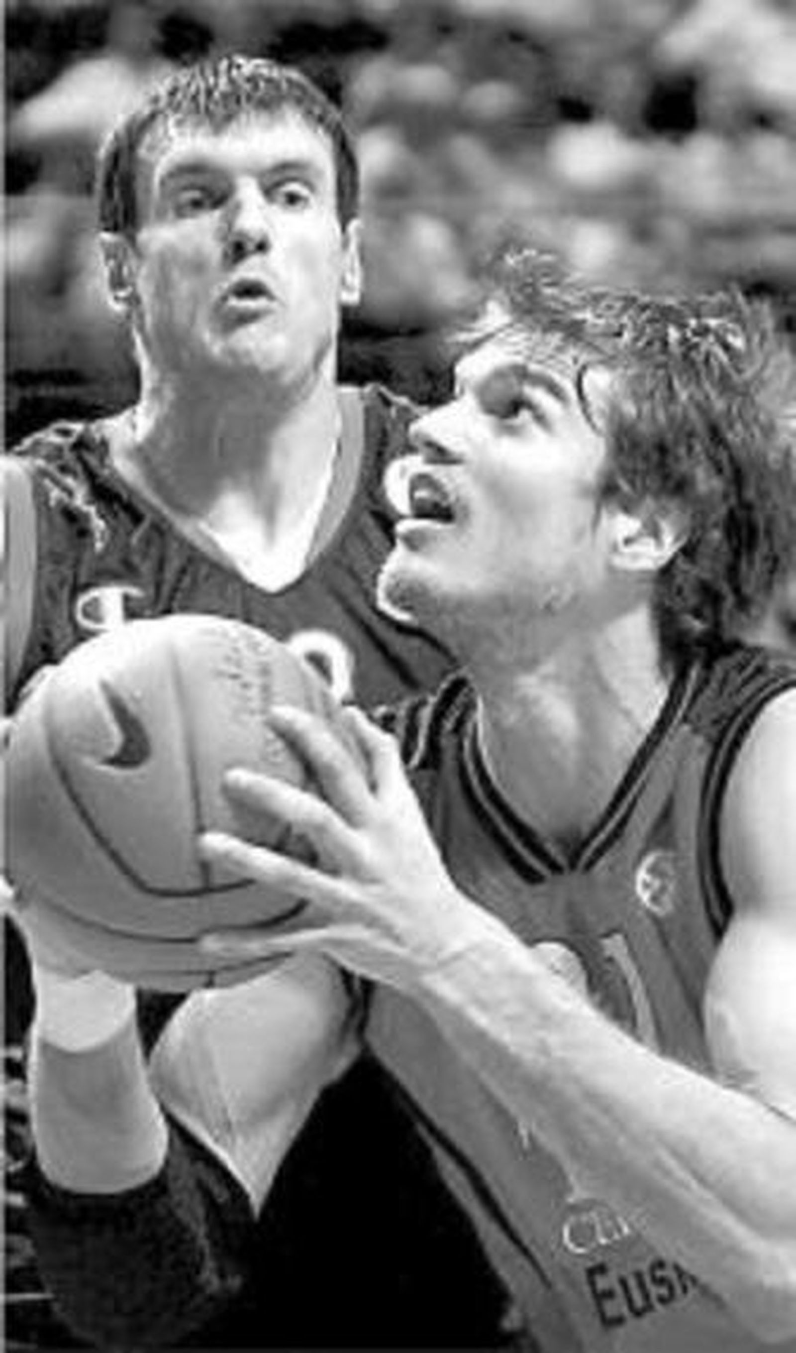 Splitter trata de lanzar a canasta.