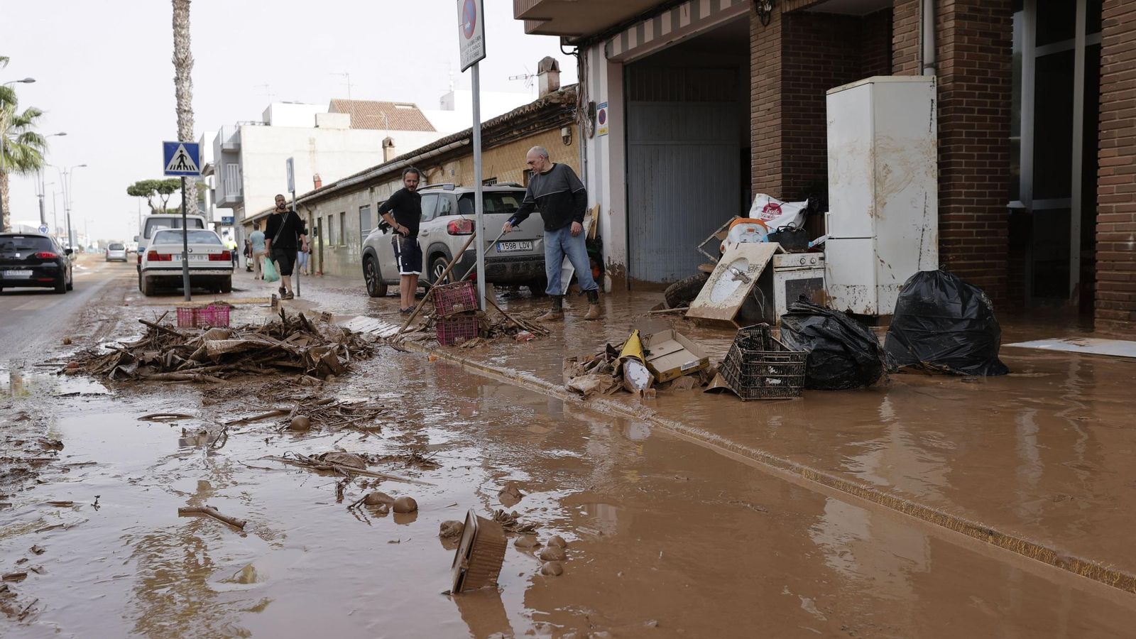 Afectados por la DANA tratan de limpiar sus pertenencias