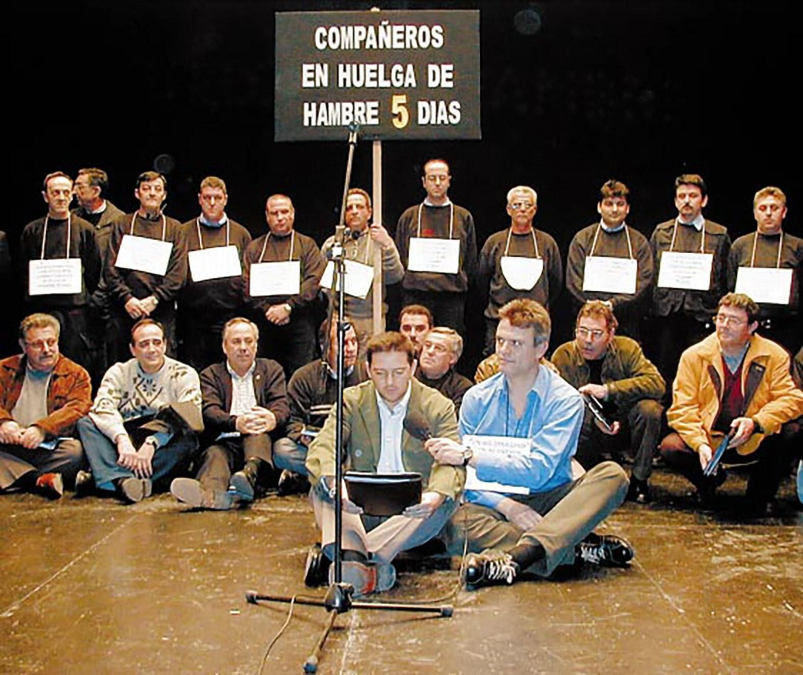 La lectura de un fallo del jurado en 2002 con el jurado, Laluz y Fuertes sentados en el escenario.
