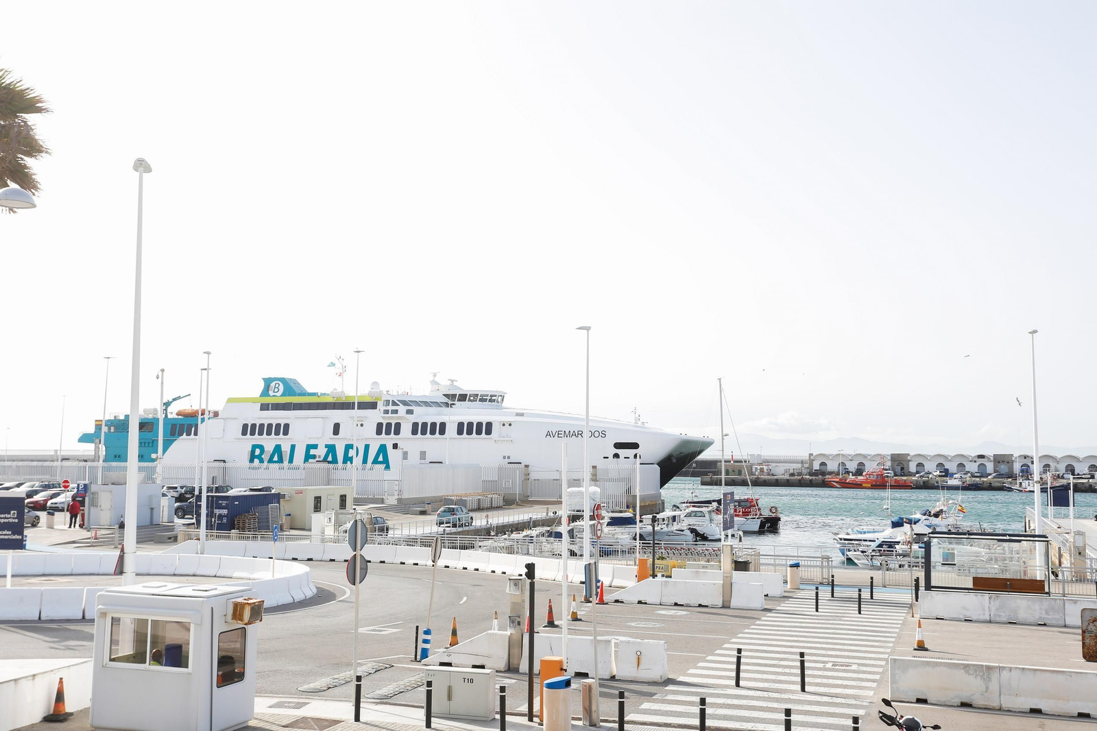 El Puerto de Tarifa, con un barco de Balearia en sus instalaciones.