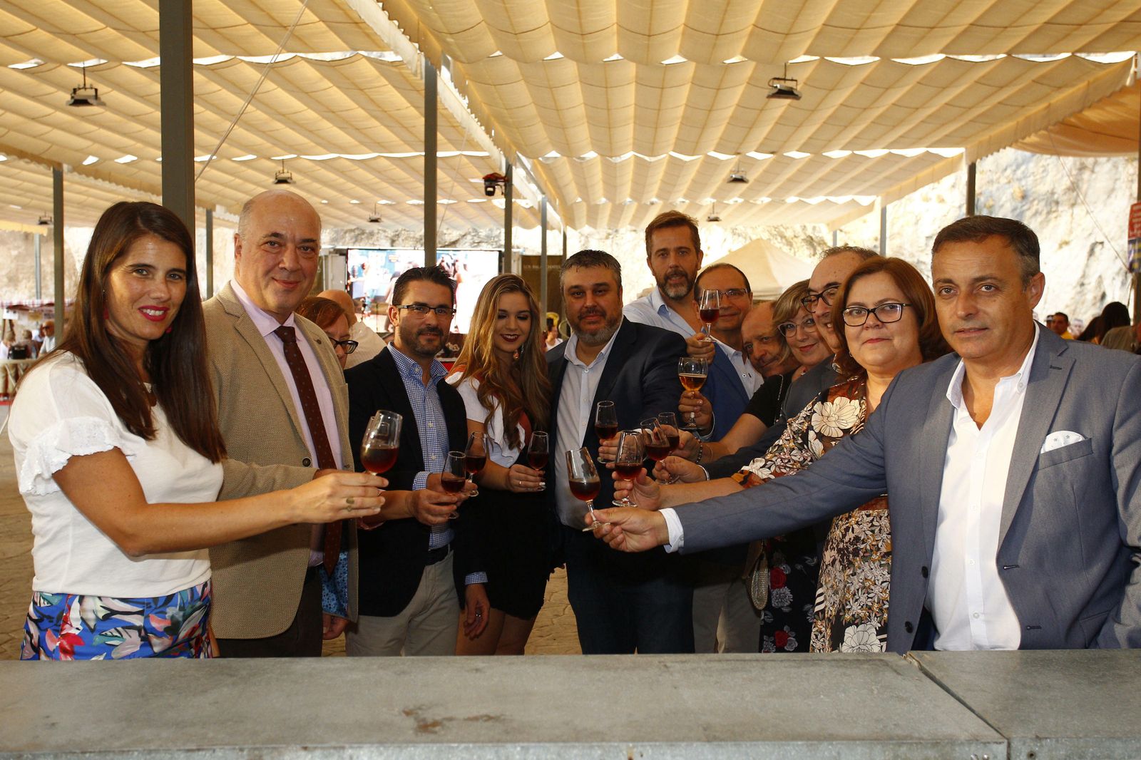 Foto de familia de la inauguración de la Fiesta del Queso.