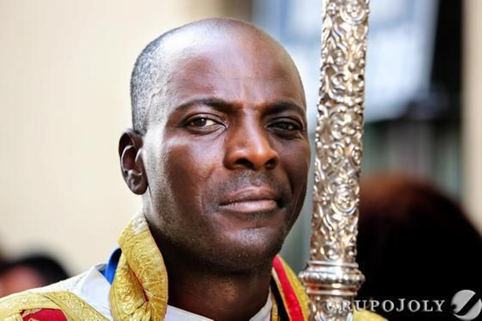 Un acólito de la hermandad de la Lanzada porta uno de los ciriales del conjunto, mientras mira a cámara, en el momento que el paso de misterio llega a la calle Carmen.

Foto: Pascual