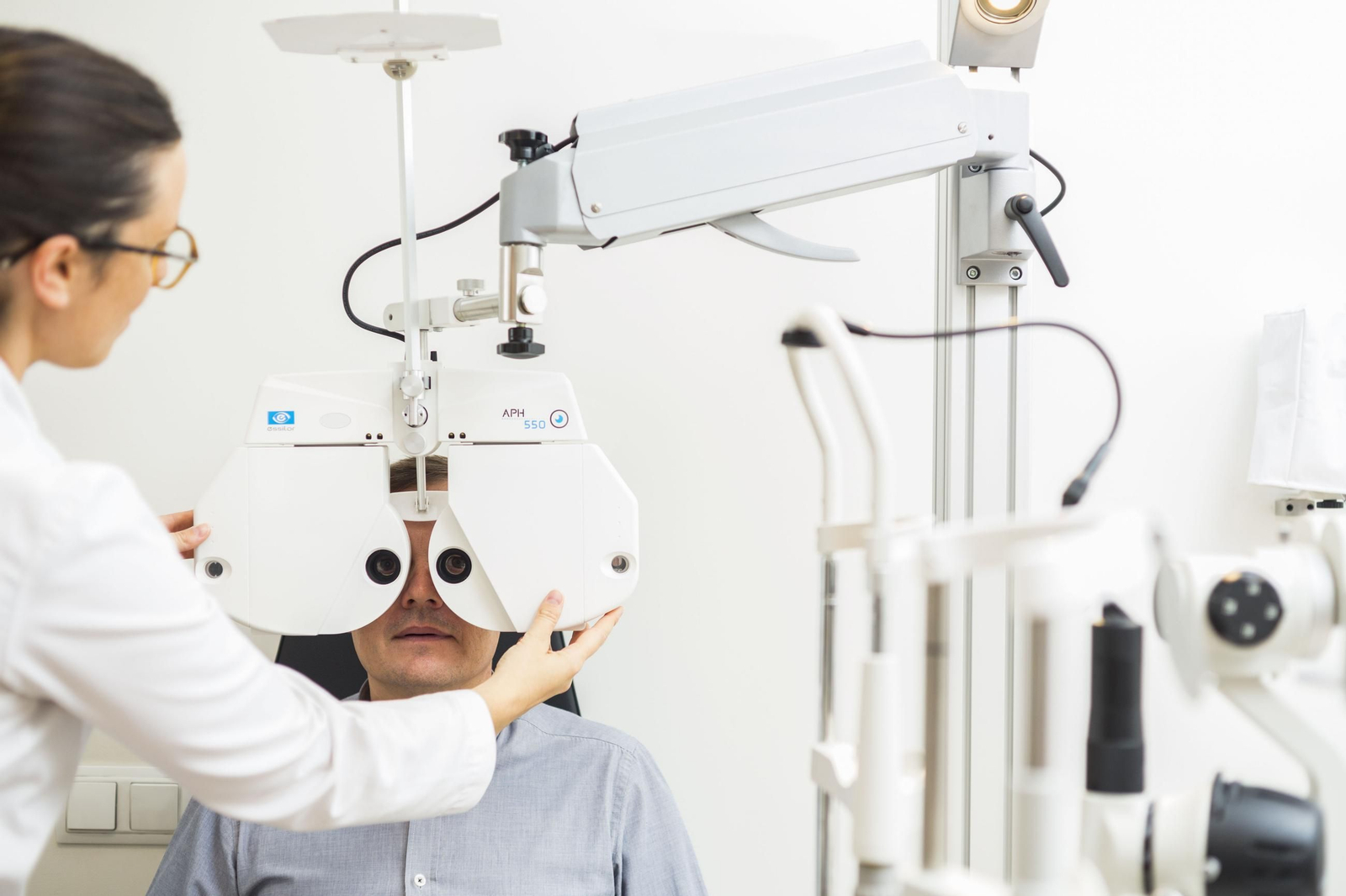 Una óptica evalúa la vista en General Optica