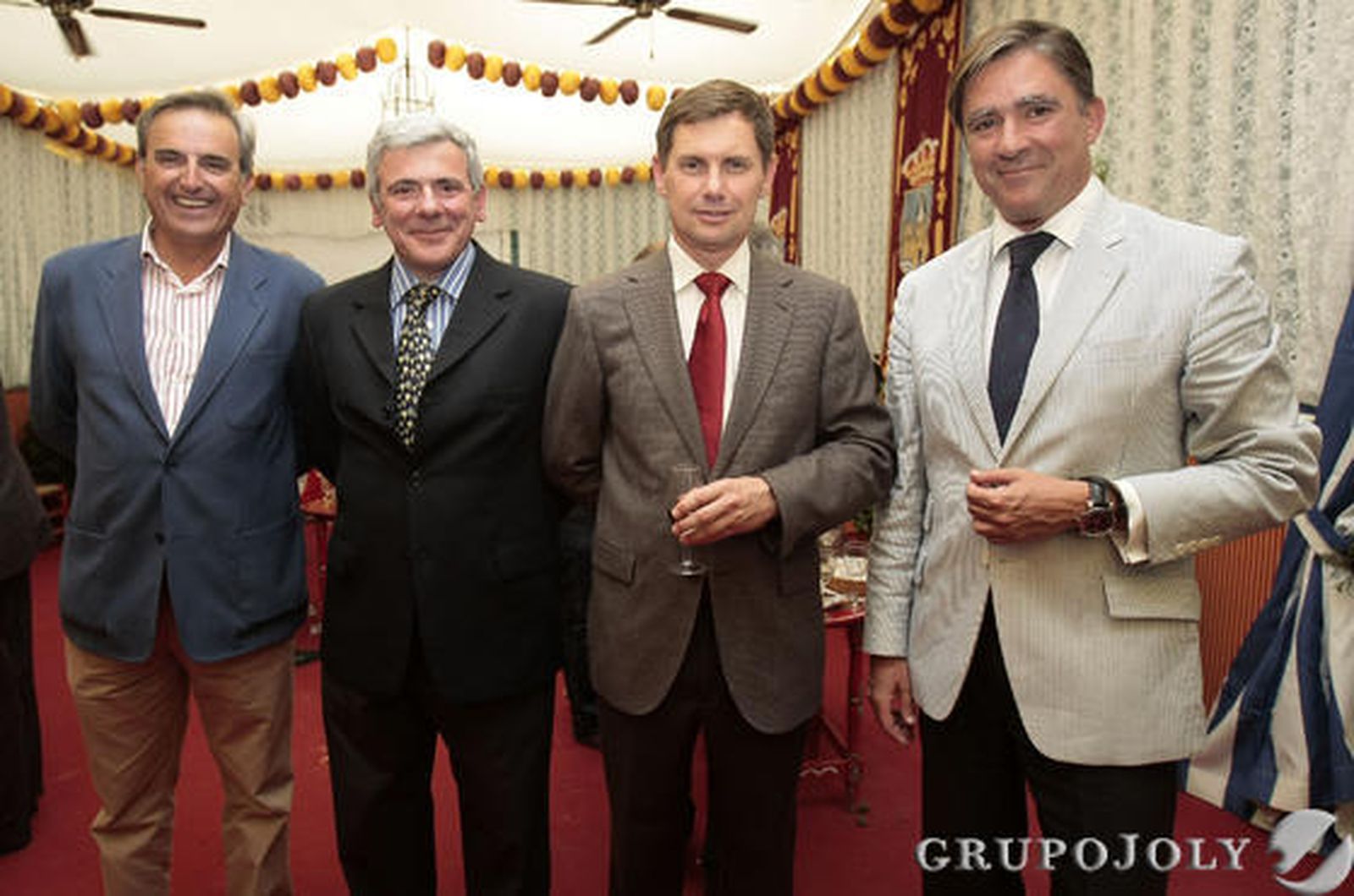 Francisco Colón, de Puerto Sherry, con José Luis Porres, ayudante del almirante de la Flota, el presidente de la Audiencia Provincial, Manuel Estrella, y el almirante de la Base Naval de Rota, Cristóbal González-Aller.

Foto: Fito Carreto