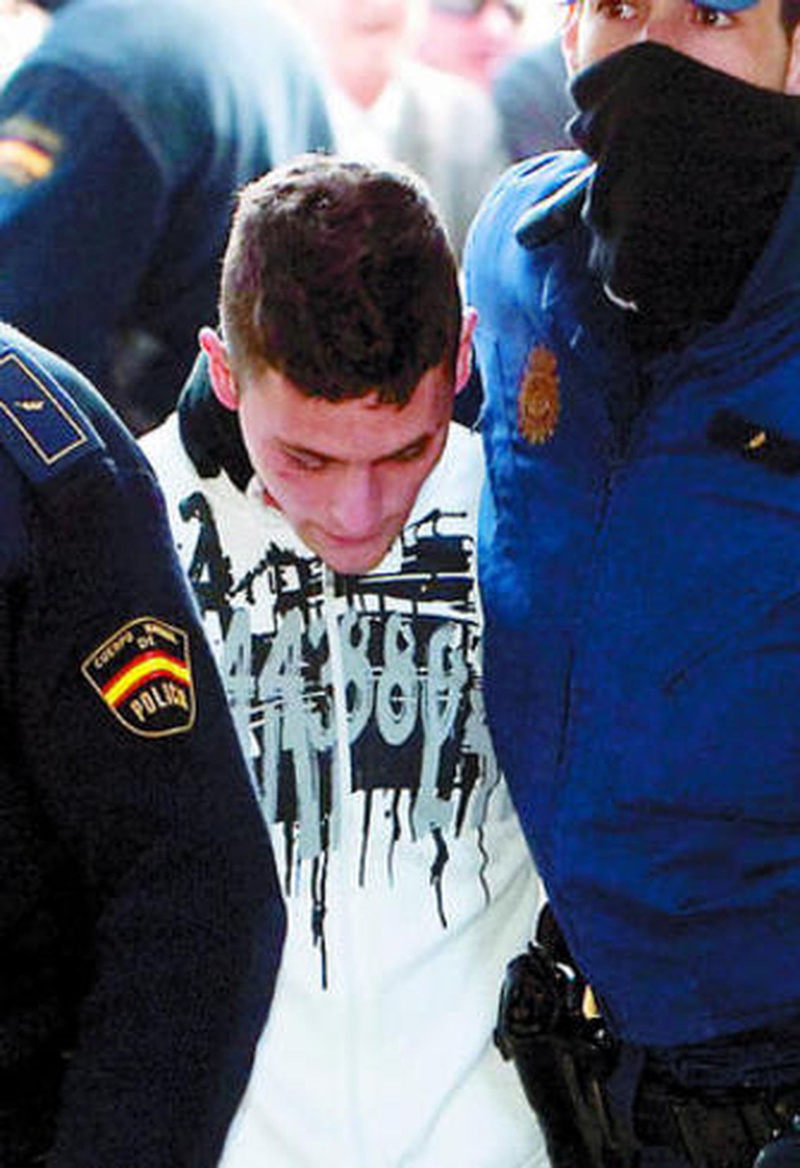 Samuel Benítez Pérez, custodiado por la Policía Nacional.