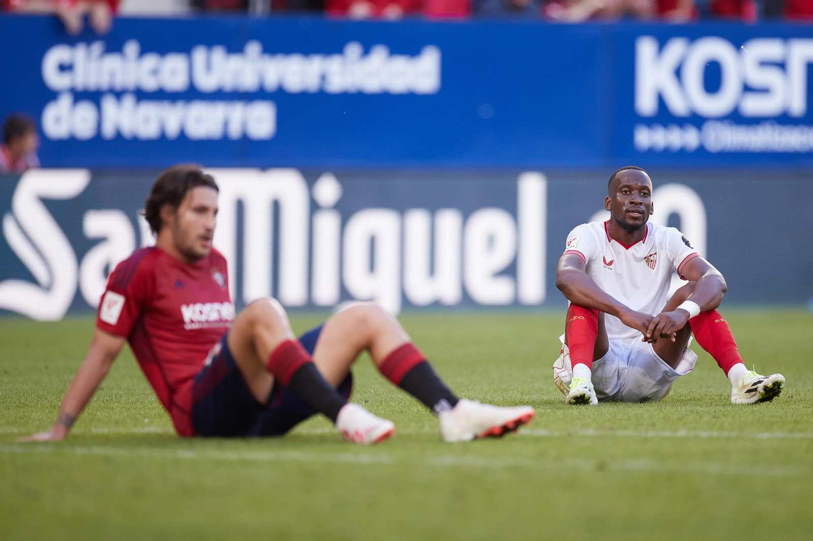 Lukébakio y Juan Cruz, extenuados al final por el esfuerzo.