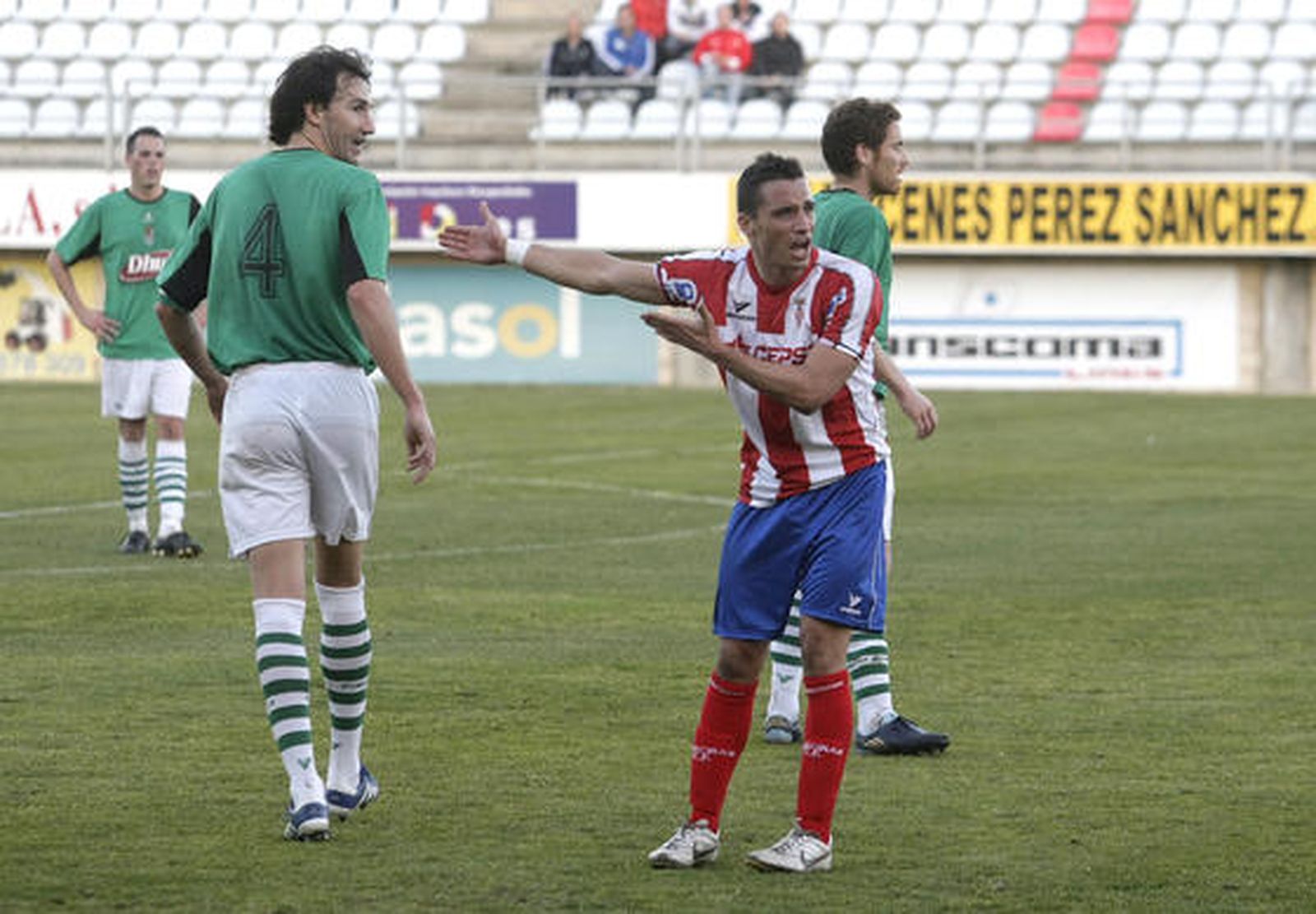 El Algeciras, que sólo logró empatar ante el Puerto Real en un ambiente enrarecido, continúa cuarto en la clasificación./Fotos:Erasmo Fenoy 

Foto: Erasmo Fenoy