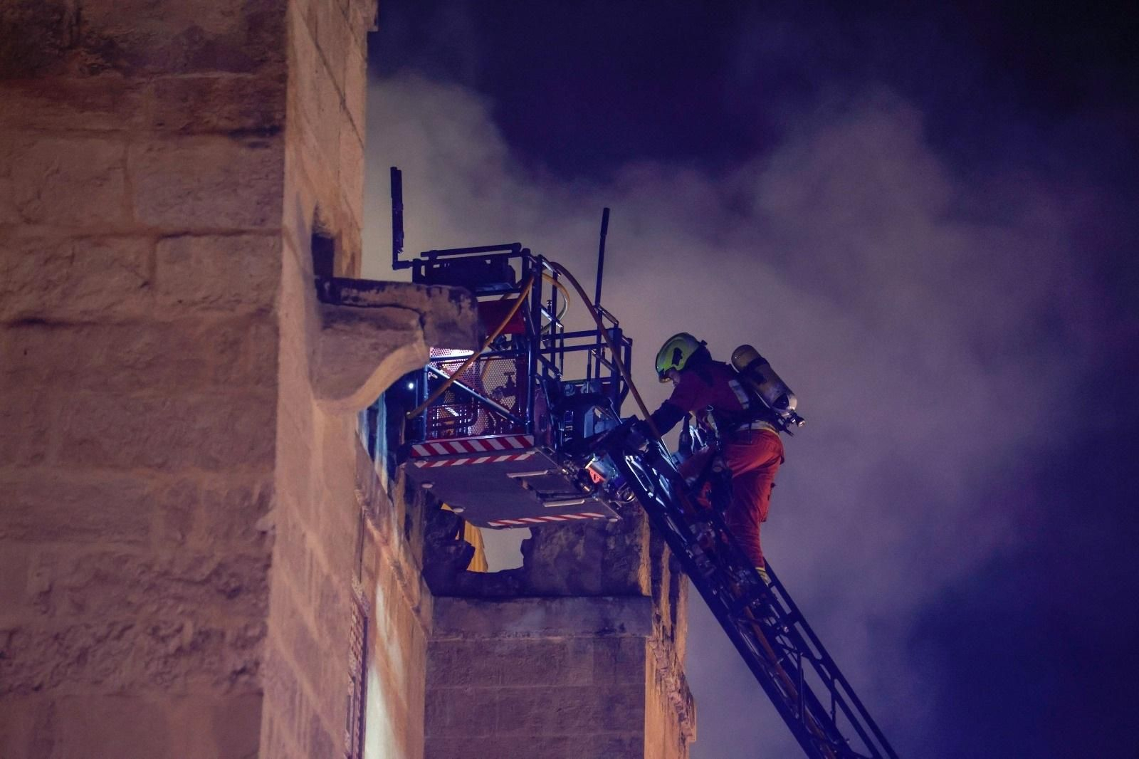 Un bombero actúa en el incendio de la Mezquita-Catedral