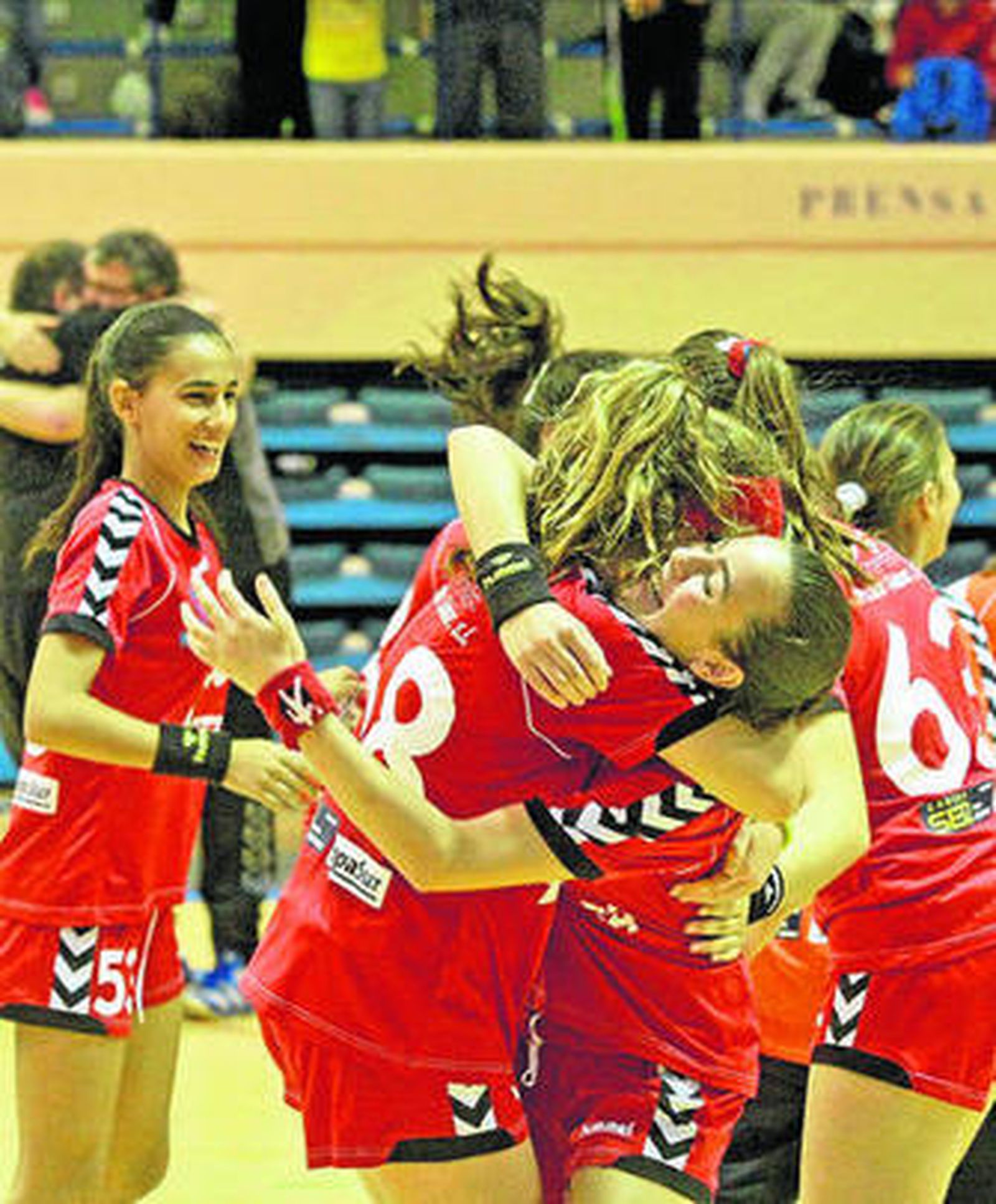 Las algecireñas celebran un triunfo.