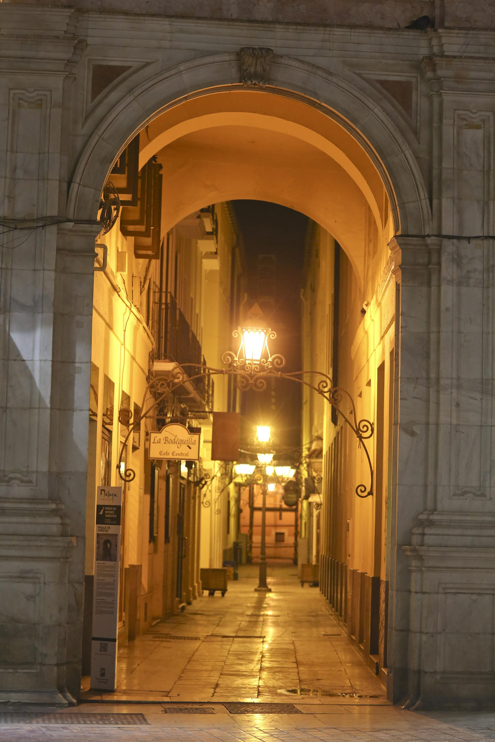 El coronavirus dibuja una noche desierta en el centro de Málaga, en fotos