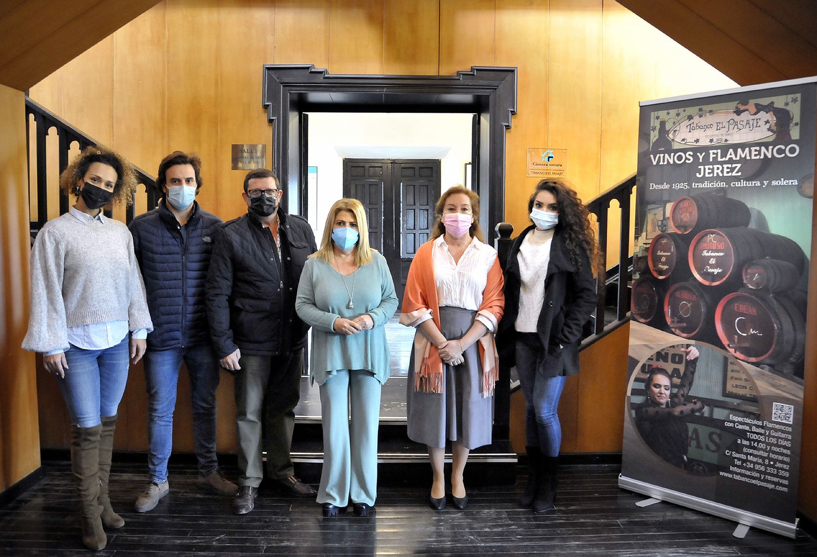 La alcaldesa de Jerez con los responsables de Tabanco El Pasaje