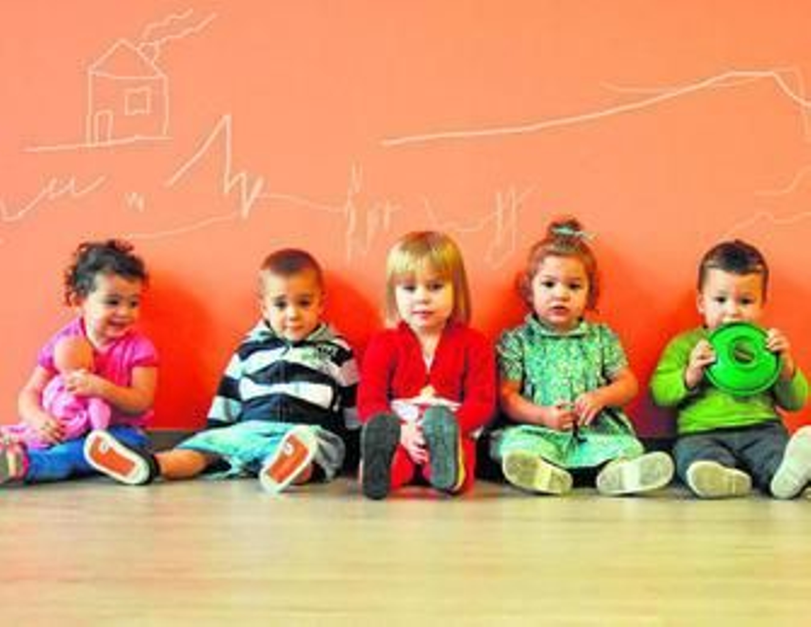 1. El elenco de Expresarte es estimulado, desde edades muy tempranas, para expresar su creatividad. 2. Los niños y niñas de esta original guardería ocupan todo el tiempo que se encuentren atendidos en talleres de todo tipo. 3. Las mesas y las paredes, de colores vivos de diseño, son de pizarra, por lo que los niños pueden pintar en cualquier rincón y no se queden sin reflejar ni una de sus muchas y brillantes idea. 4. El alumnado está siempre atendido y vigilado por monitores. 5. La inspiración de los más pequeños siempre tendrá un hueco en Expresarte, donde, con los materiales adecuados y la seguridad pertinente, vigila que a los dueños del futurono les falte color.