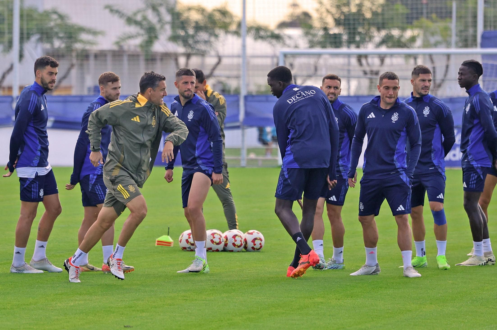 Imágenes del entrenamiento del Recre en la Ciudad Deportiva Francisco Mendoza