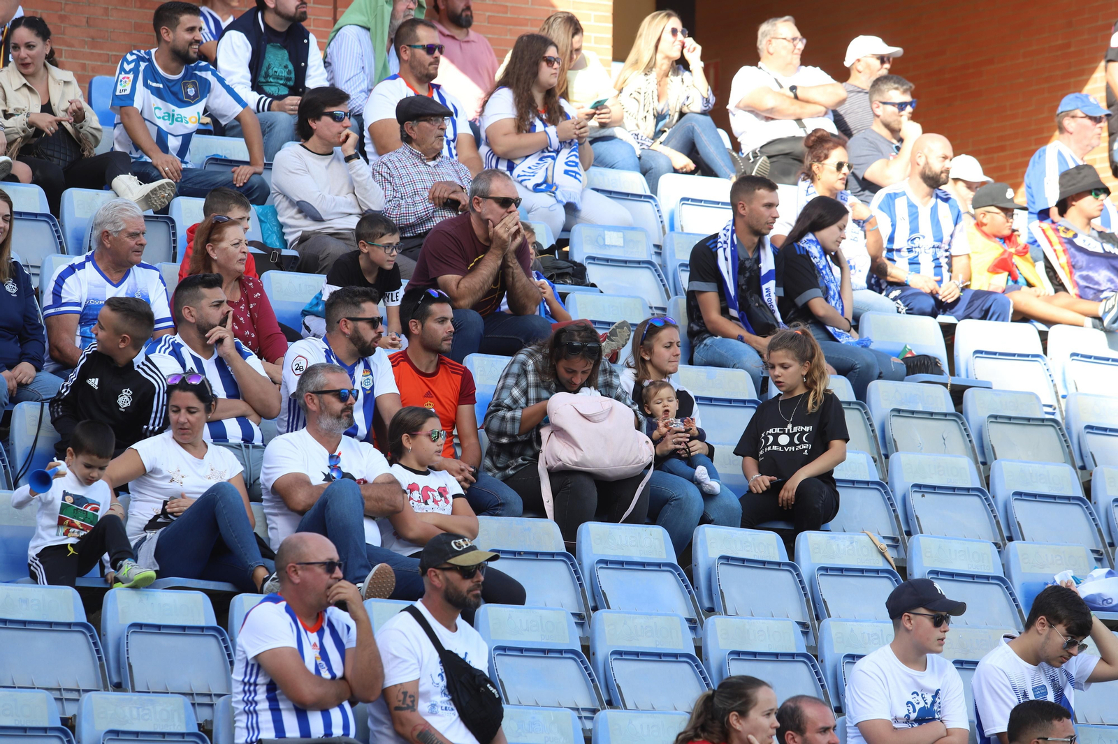 Imágenes del gran ambiente en el Nuevo Colombino para ver el  Recre-Burgos