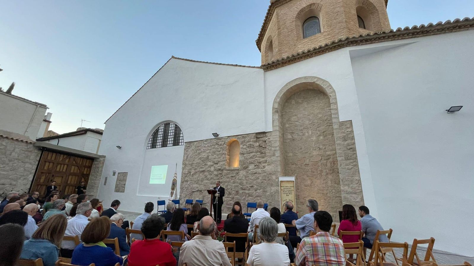 Patio anexo al templo durante su acto inaugural.