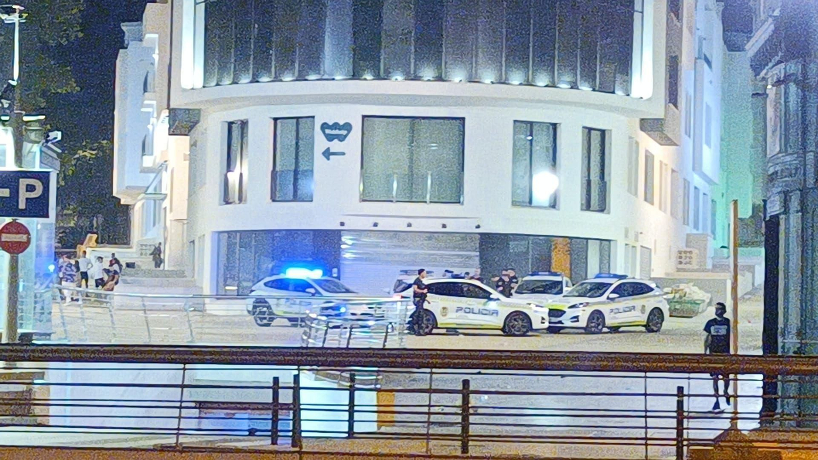 Coches patrulla realizando labores de vigilancia en la plaza Solymar.