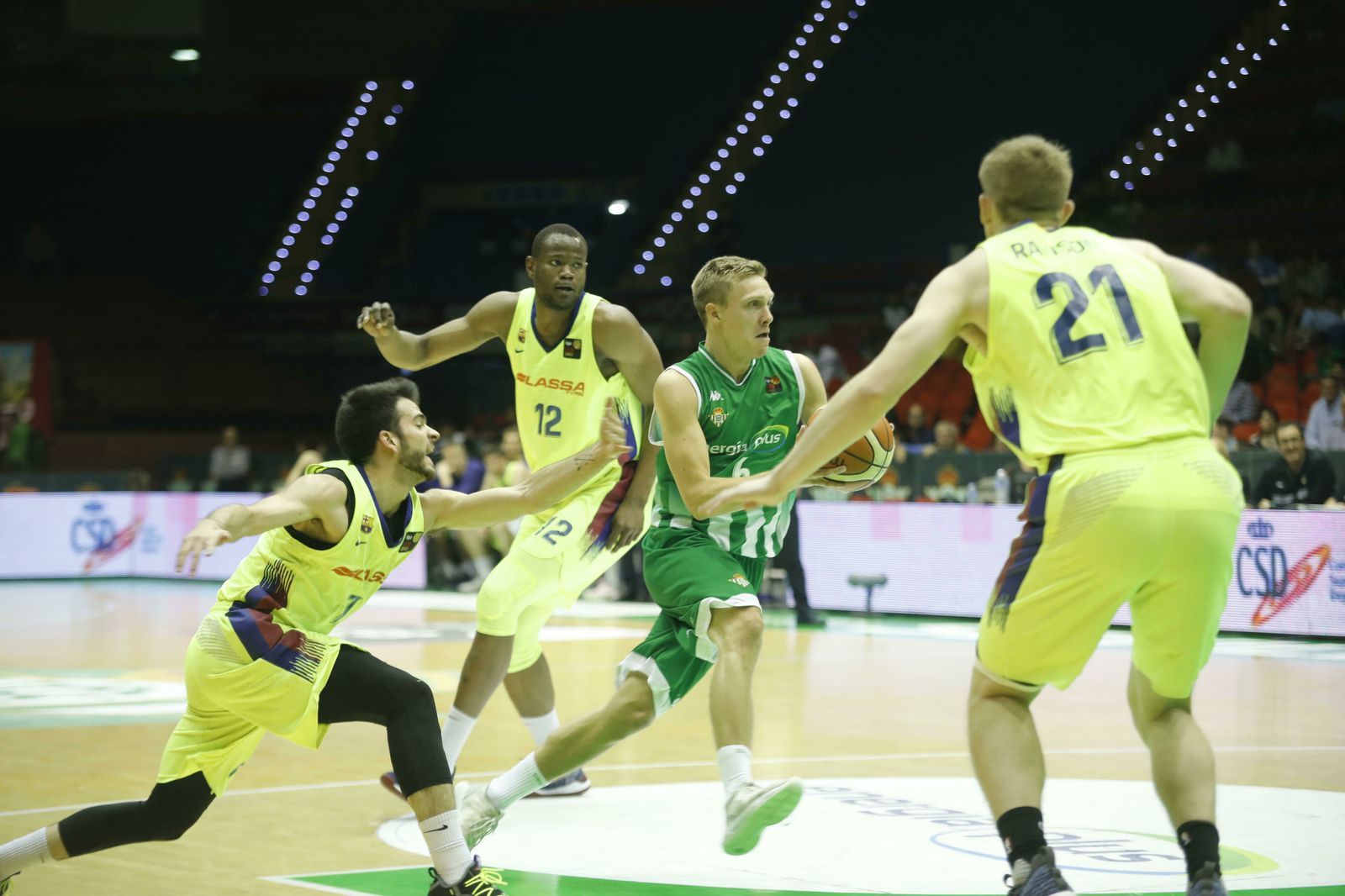 Borg penetra ante los barcelonistas Pol Figueras y Tyler Rawson.