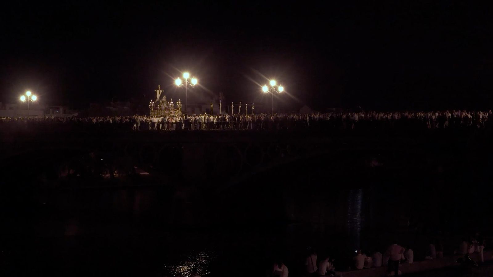 Uno de los 'frames' de la película: la Piedad cruzando el puente de Triana de regreso a Sevilla